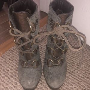 Tory Burch size 6 ankle platform boot . Graphite grey and gold